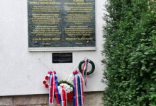  Kwiaty przy tablicy pamięci węgierskiej pomocy Polakom w czasie bolszewickiej agresji 