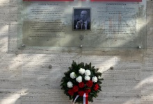 Kwiaty przy tablicy pamięci Andrzeja Przewoźnika w Budapeszcie